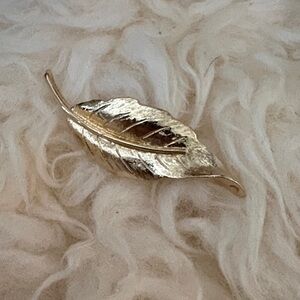 Vintage Avon Gold Leaf Brooch